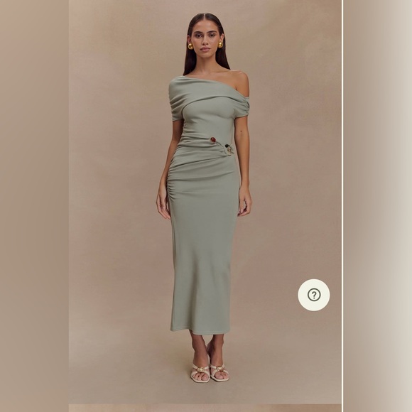 Elegant Off-Shoulder Green Dress - Picture 1 of 4